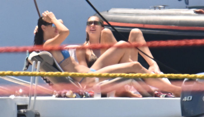 Şevval Şahin'in tekne tatili devam ediyor