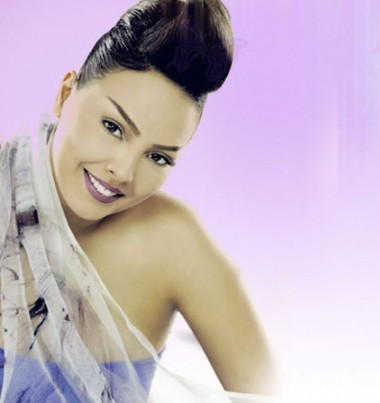 Ebru Gündeş'in 'kaş' değişimi gündem oldu - Resim : 2