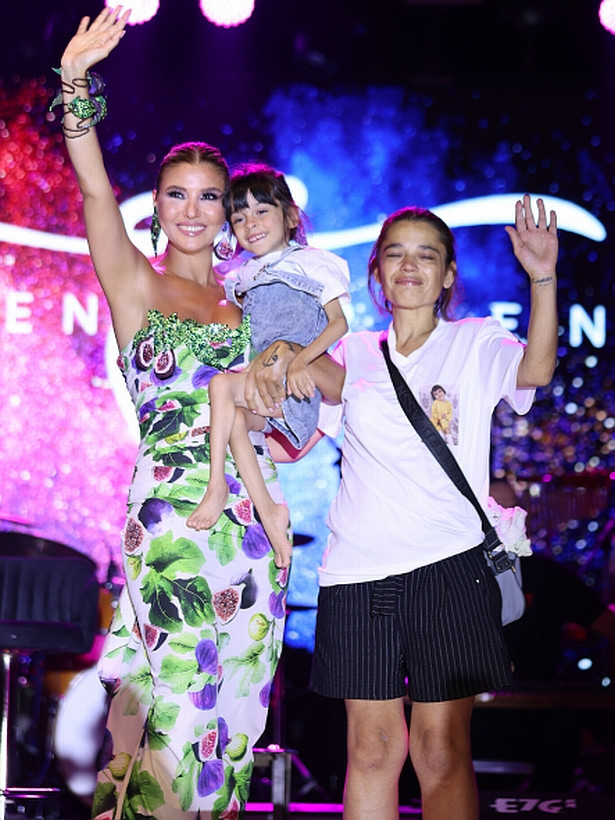 Gülben Ergen'den İncir Festivali'ne özel incirli kostüm - Resim : 3