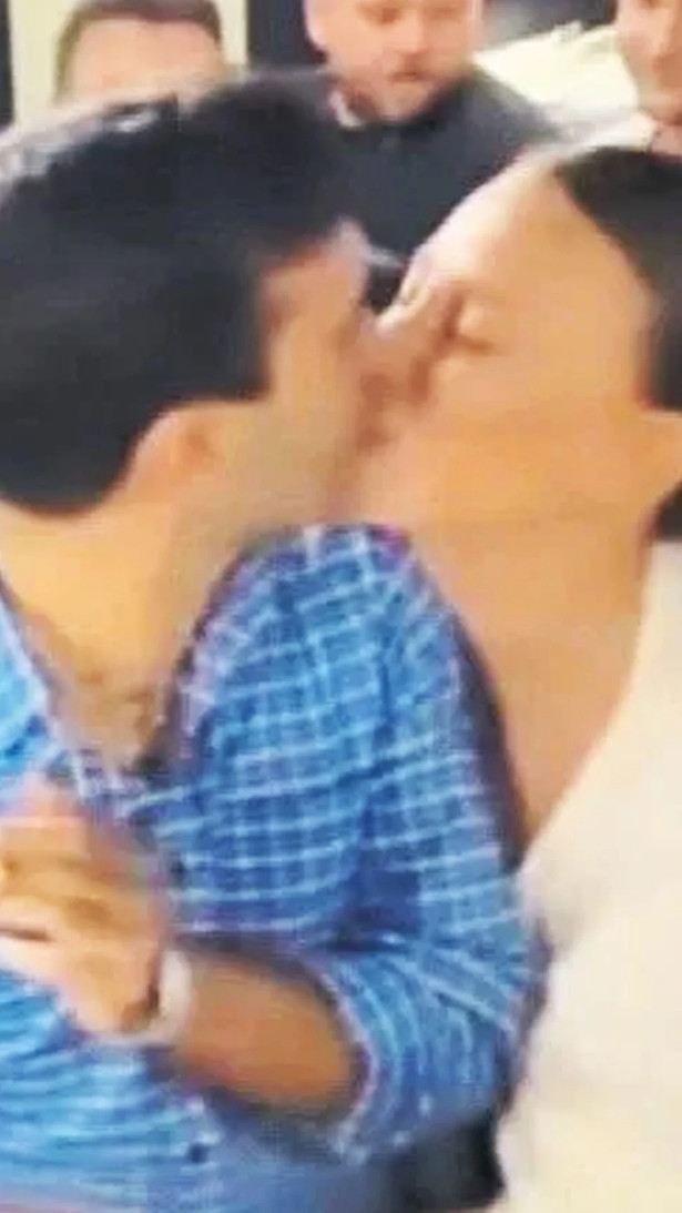 Serenay Sarıkaya ve Mert Demir kuliste aşka geldi - Resim : 2