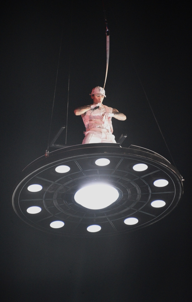 Çakal'dan Yenikapı'da renkli şov! Sahneye UFO ile indi