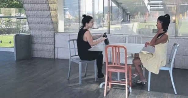 Merve Boluğur'dan ilginç hareketler