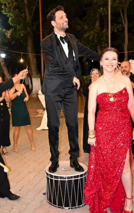Yakışıklı oyuncu Taner Rumeli’den çifte düğün