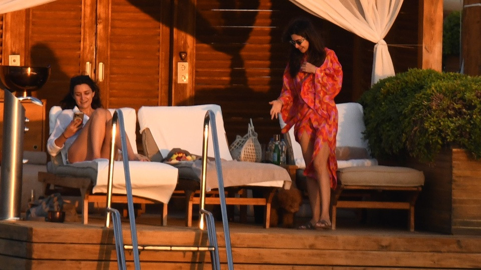 Nesrin Cavadzade pareosunu, üzerinden çıkarmadı