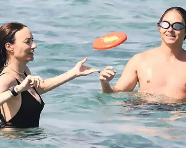 Sema Şimşek yakışıklı oğluyla tatile çıktı