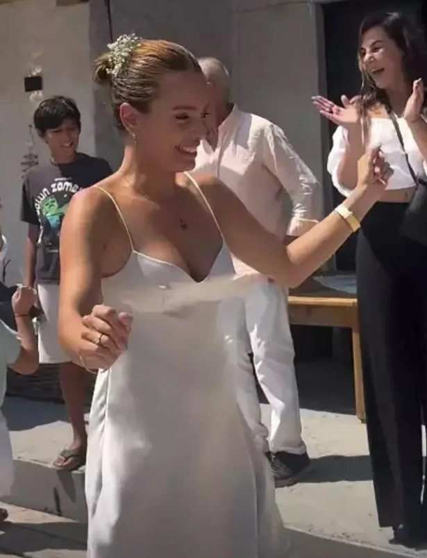 Bebek bekleyen ünlü oyuncu evleniyor