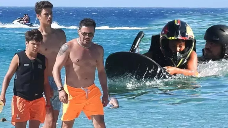 Emre Altuğ'un oğullarıyla tatili sürüyor