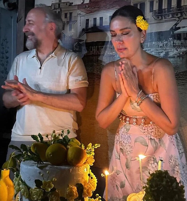 Bergüzar Korel yeni yaşına eşinin öpücükleriyle girdi