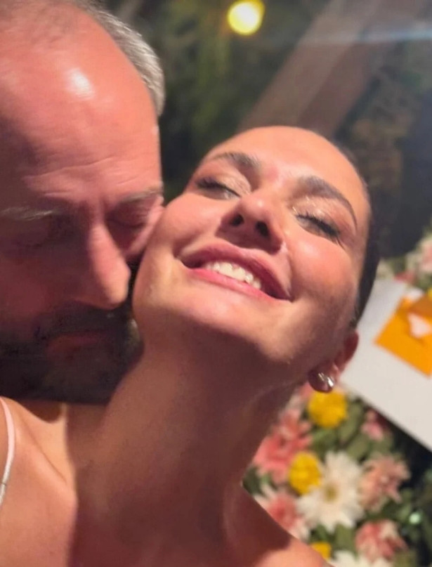 Bergüzar Korel yeni yaşına eşinin öpücükleriyle girdi - Resim : 2