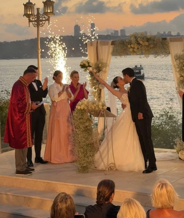 Ezgi Şenler çocukluk aşkıyla evlendi