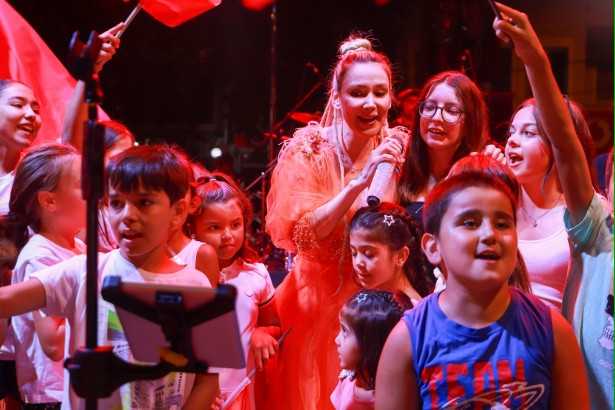 Gökçe'den Burhaniye'de coşkulu konser