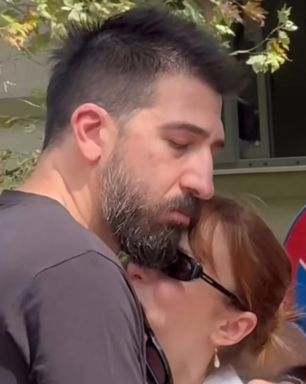 Nilperi Şahinkaya annesini son yolculuğuna uğurladı!