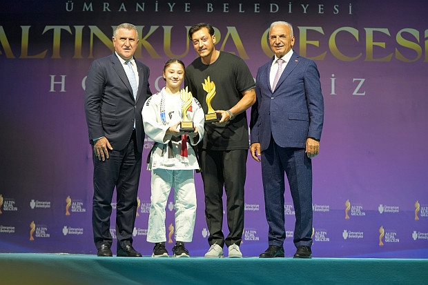 'Yılın spor insanı' eski futbolcu Mesut Özil seçildi
