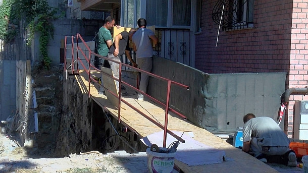 İstanbul'da temel kazısı sırasında bina girişi çöktü