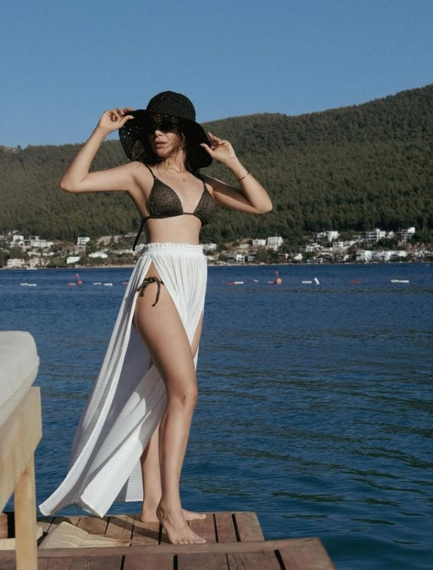 Damla Sönmez tatile doyamadı