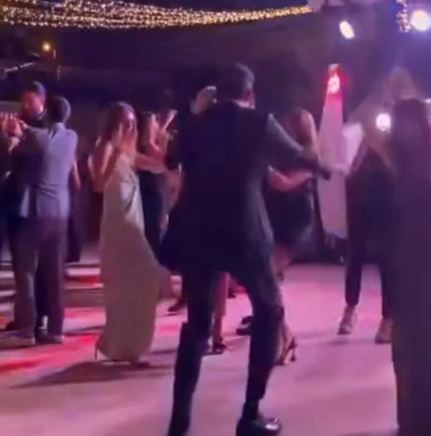 Yakışıklı aktör eşinin kardeşinin düğününde bol bol göbek attı