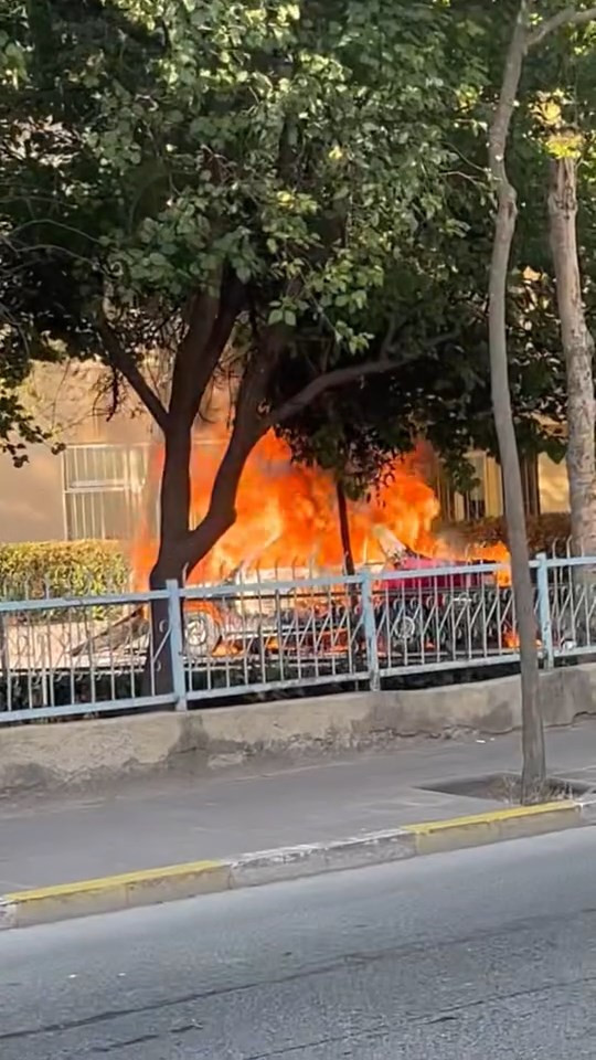 Avcılar'da yanan otomobil kullanılamaz hale geldi