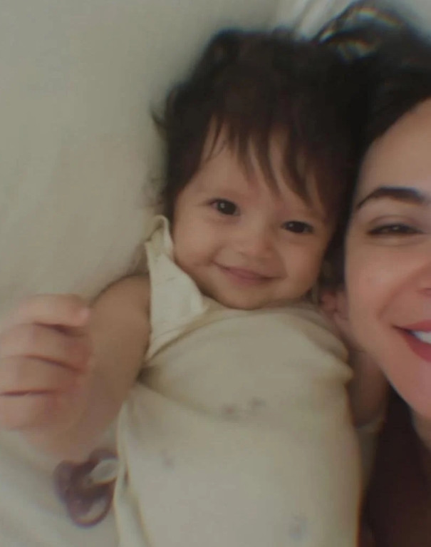 Zeynep Demirel'den minik kızı Yasmin ile yeni kare