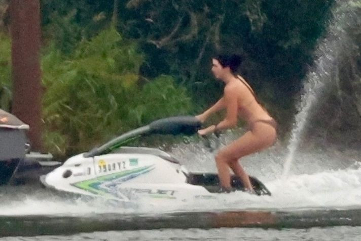 Güzel ismin jet ski keyfi sürüyor