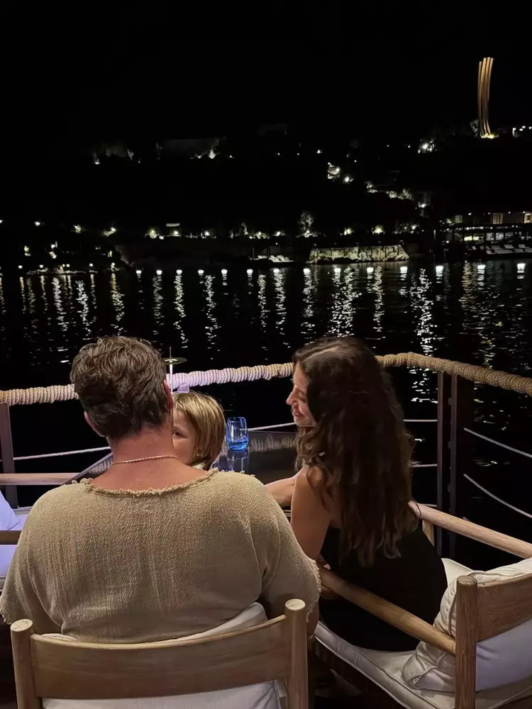 Başak Dizer'den romantik paylaşım: "İstersen dağlar yerinden oynar!"