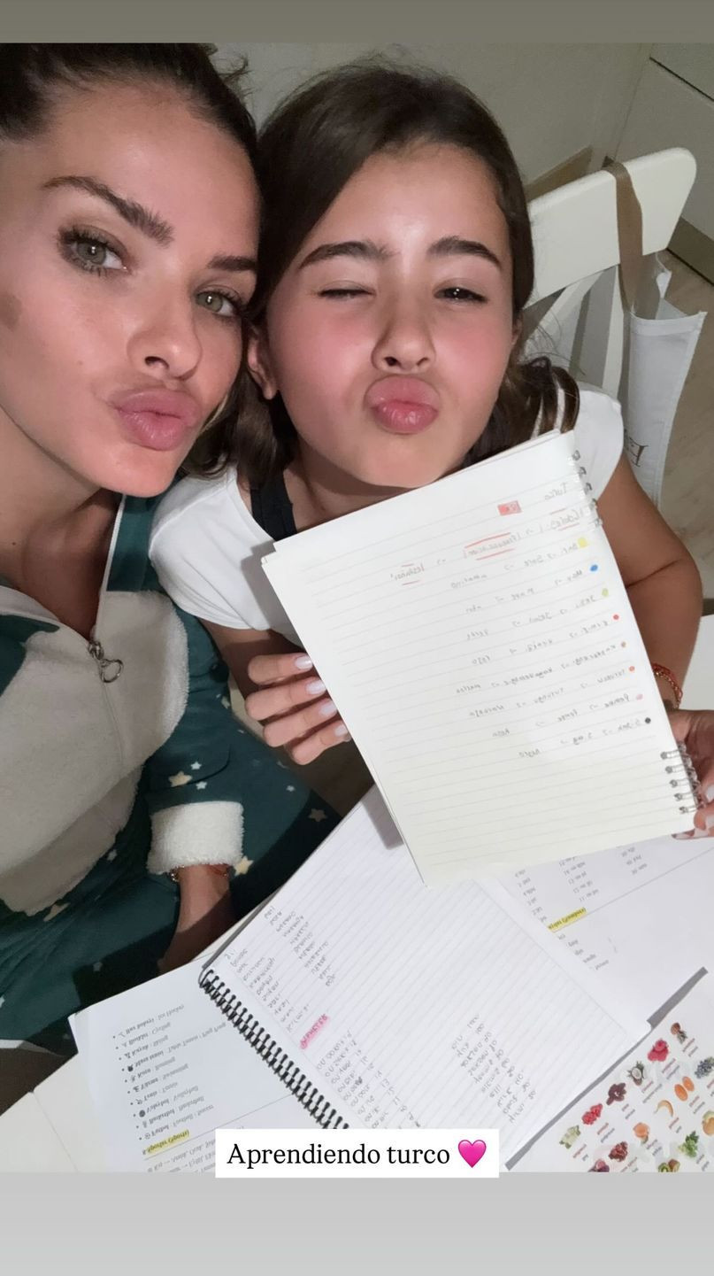 China Suárez ve çocukları Türkçe öğreniyor