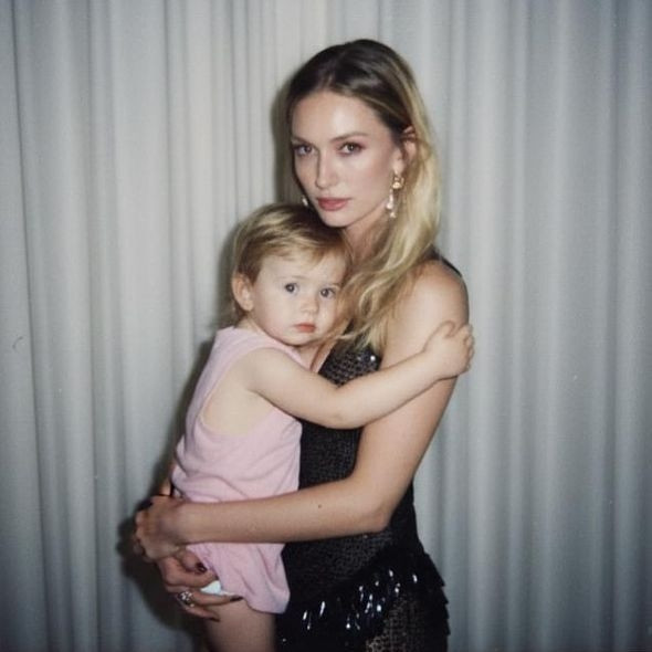 Yasemin Allen'ın kucağındaki bebek merak uyandırdı