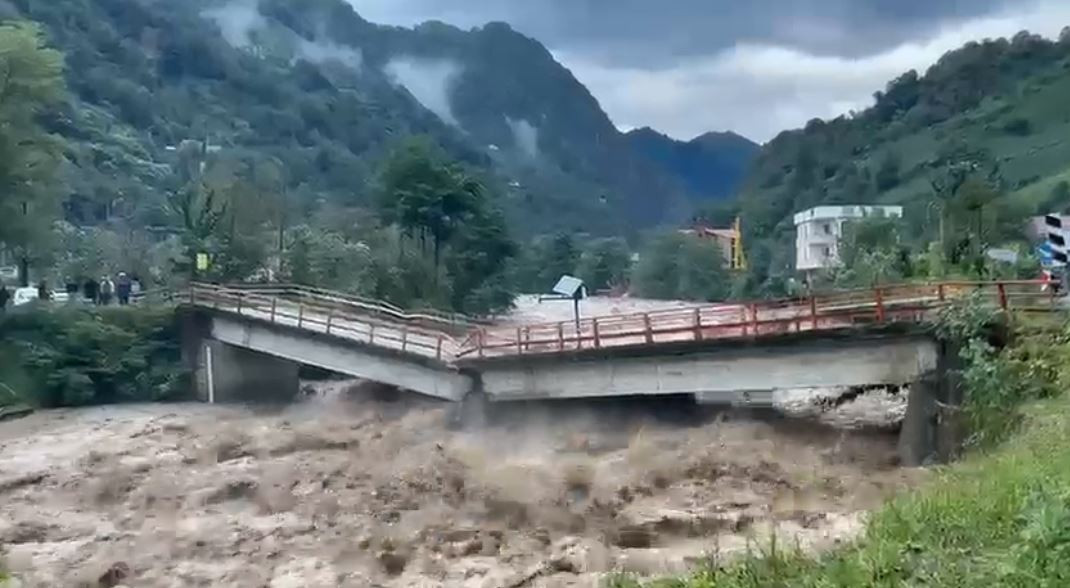 Rize'de etkili olan yağış, sel ve heyelana neden oldu