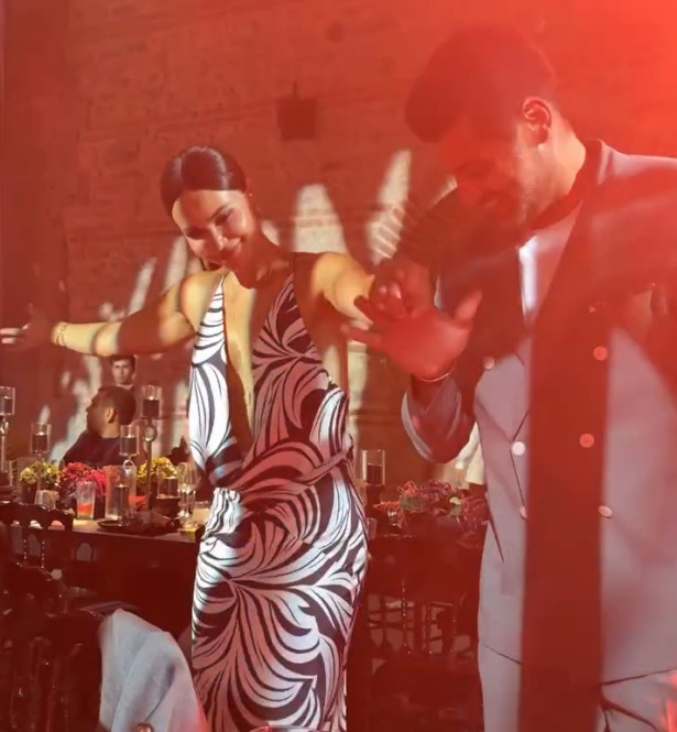 Volkan Demirel ve eşinin 15. yıl sevinci