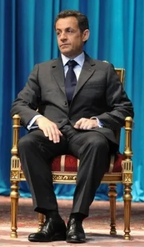 Eski Fransa Cumhurbaşkanı Sarkozy yolsuzlukla yargılandığı davada suçlu bulundu
