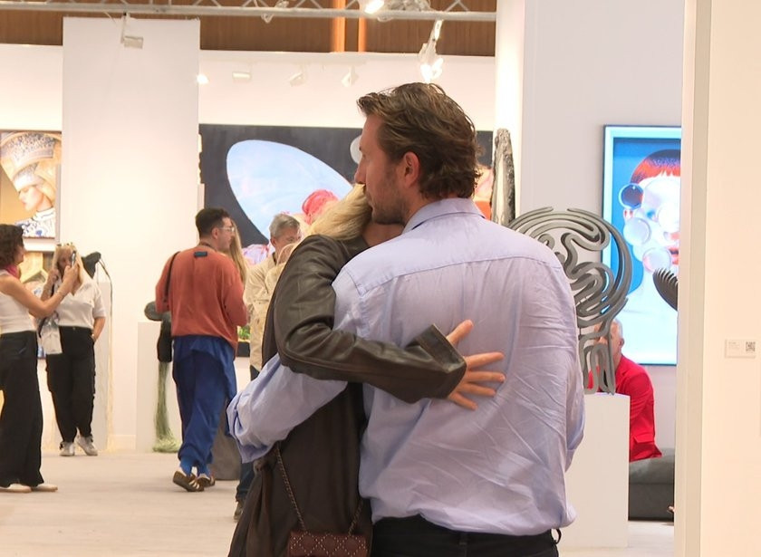 Sosyetik güzel, sanat eserlerini incelerken romantik anlar yaşadı