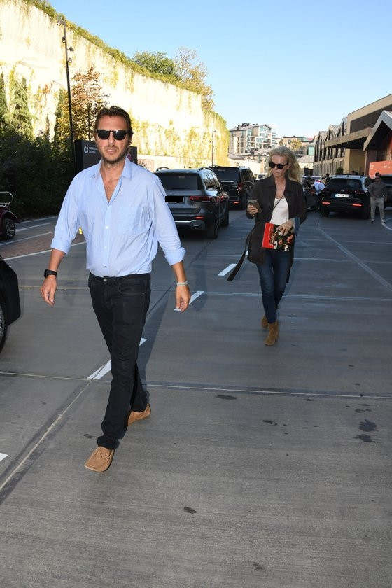 Sosyetik güzel, sanat eserlerini incelerken romantik anlar yaşadı - Resim : 2