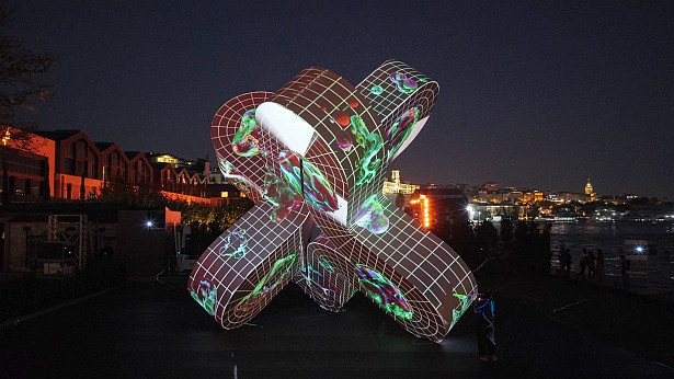 Güvenç Özel’in ‘Neuroflux’ı Contemporary Istanbul’da sanatseverlerle buluştu