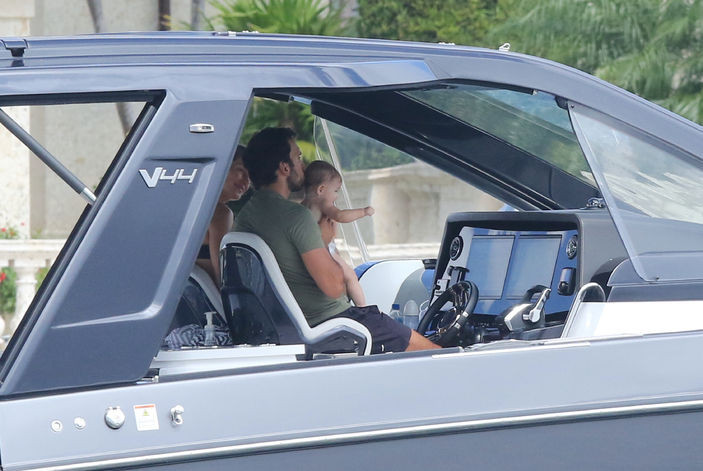 Güzel isim bebeğiyle tekne turunda görüntülendi