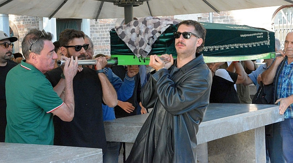 Sevenleri, Uraz Kaygılaroğlu'nu acı gününde yalnız bırakmadı