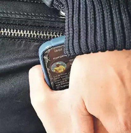 Berrak Tüzünataç objekiflere fena yakalandı! Telefonun ekranını gizledi