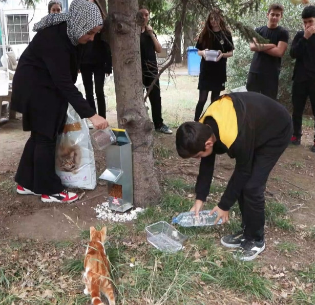 Demirören Medya ve Teknoloji MTAL öğrencilerinden sokak hayvanlarına mama desteği