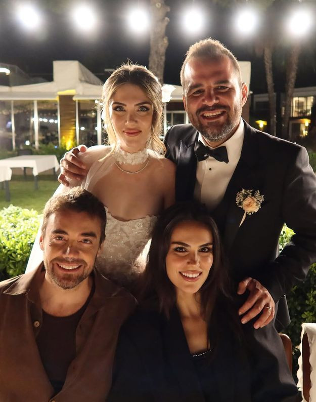 Murat Dalkılıç ve Özgü Kaya arkadaşlarının düğününe birlikte katıldı