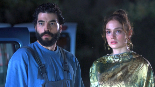 "Veliaht" dizisinin afişi Cannes sokaklarında