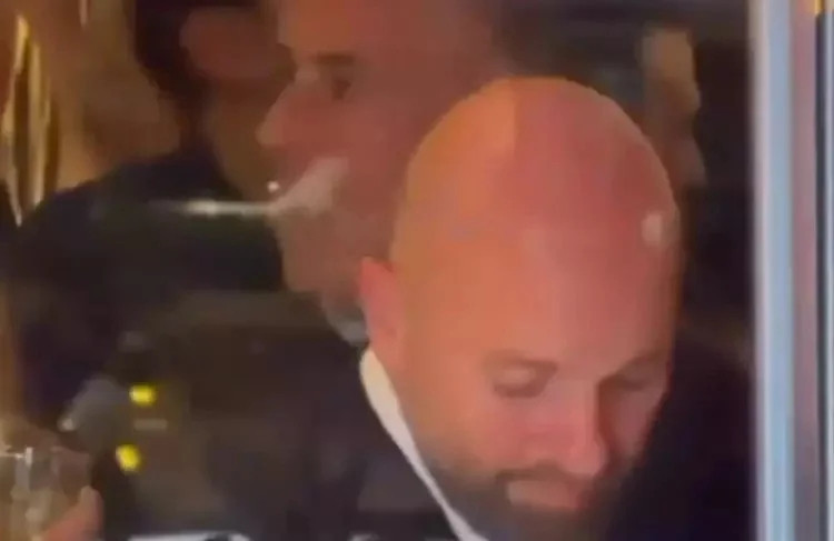 Yasemin Ergene'den boşanan İzzet Özilhan gecelerde - Resim : 2