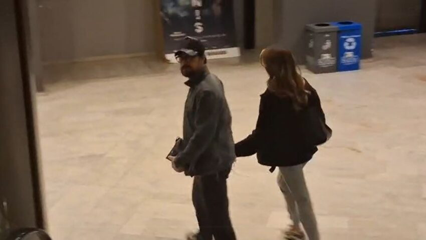 Ünlü oyuncular AVM'de el ele sobelendi