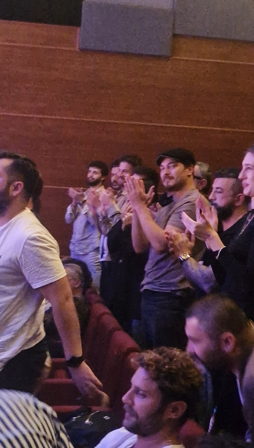 Çağatay Ulusoy sevgilisi Aslıhan Malbora'yı ayakta alkışladı