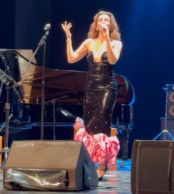 Kral Kaybederse'ye veda eden Gökçe Bahadır konser verdi