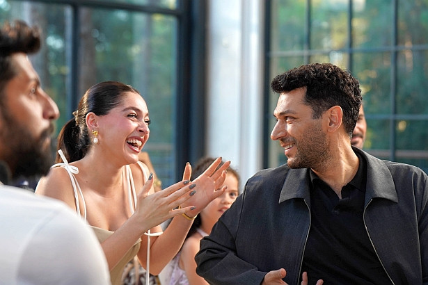 Çiçekçi kız Zeynep kalpleri fethetti