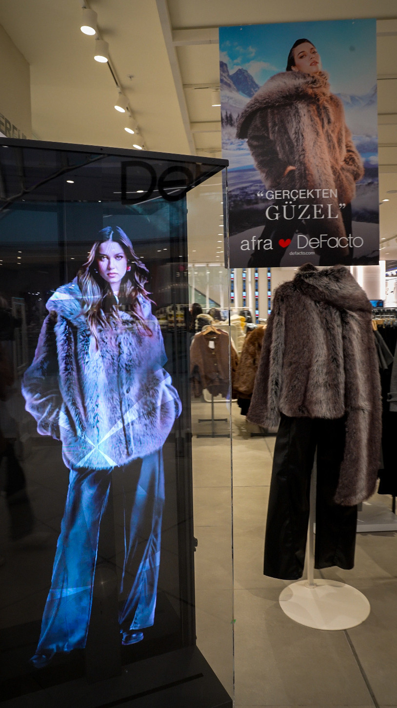 DeFacto, Afra Saraçoğlu’nun yapay zekalı hologramıyla müşterileriyle buluştu