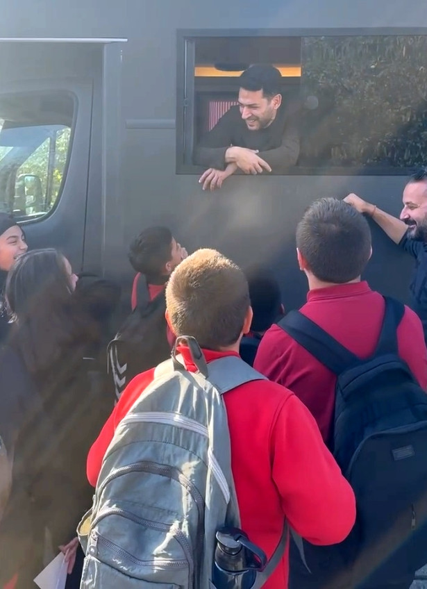 "Güller ve Günahlar" seti çocuklarla renklendi