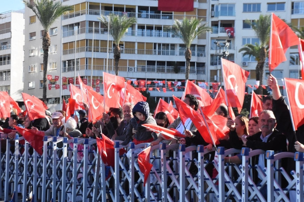 İzmir'de Cumhuriyet'in 102'nci yılı coşkusu