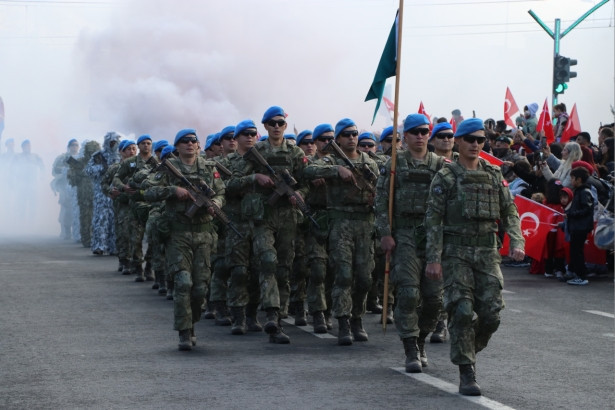 Komandolardan 29 Ekim'e özel 'üzüm salkımı' gösterisi