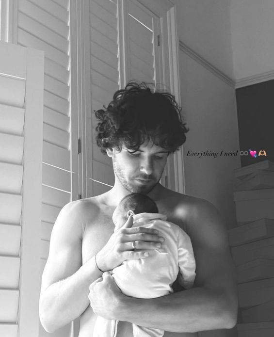 Ferdi Kadıoğlu'ndan Sera Vrij'e: "Bebeğimizi taşıdığın her gün için bir gül"