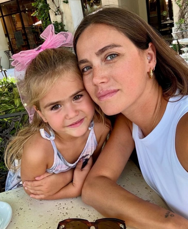 Ünlü oyuncu çocukluk fotoğrafıyla kızının fotoğrafını karşılaştırdı