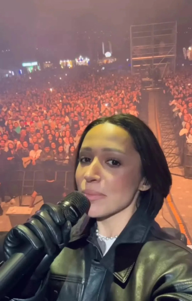 Zeynep Bastık sahnede küplere bindi - Resim : 2